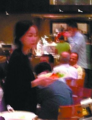 王菲在印度被網(wǎng)友偶遇。