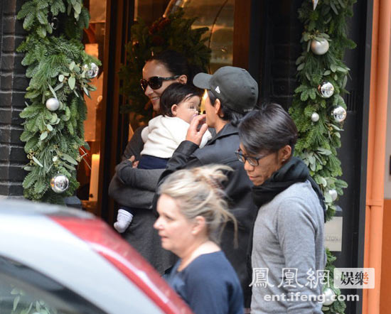 吳彥祖攜帶妻女外出逛街，小寶貝萌態(tài)十足。
