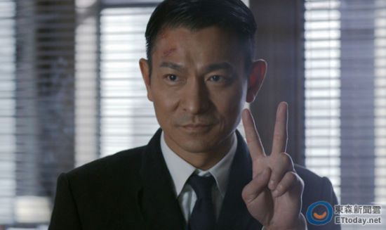 媒體爆料17年前華仔拍戲踢壞直升機(jī)。