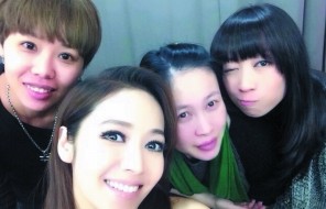 侯佩岑（中）14日在微博公開近照，被粉絲看出臉變圓。