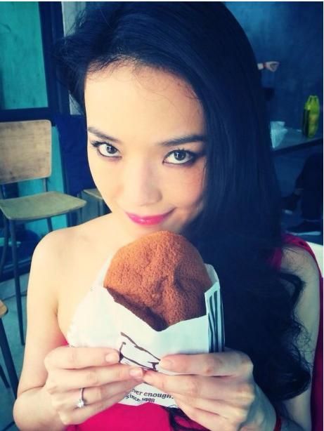 舒淇曬鴿子蛋戒指。