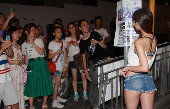 嫩模仙樂都性感著裝惹大叔圍觀，無懼與馬來西亞美女比身材。