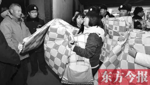 首批5個“今報愛心衣櫥”鄭州亮相