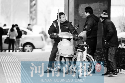 想讓農(nóng)民工安定下來，城市要給他們相應(yīng)的福利待遇，還有家的感覺