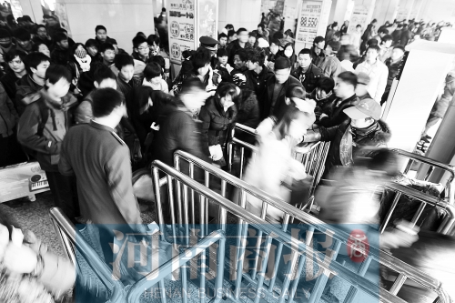 這兩天，汽車站客流量很大　