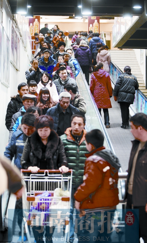 春節(jié)期間，鄭州各商超人流如織