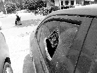 有個人晃了一圈后，寶馬、現(xiàn)代、越野的車窗都“長”出大窟窿