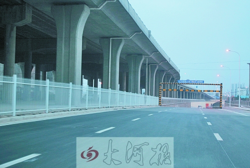 下穿隧道限高3米，不影響公交車通行。