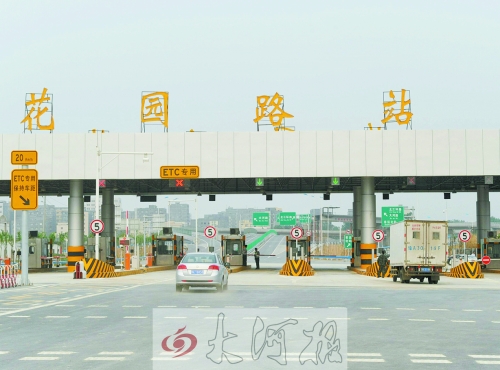 剛剛開(kāi)通的花園路站車流稀少