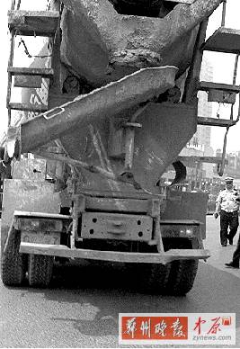 　當(dāng)時(shí)，老人就倒在水泥罐車的右后輪邊