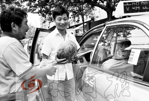 　　的哥將一天的運(yùn)營(yíng)收入捐給陳小立，陳小立送瓜感謝。