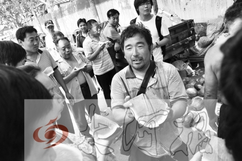 為了表示感謝，陳小立切西瓜分給大家吃。