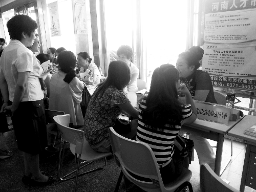 招聘會，導師團正與大學生面對面交談。