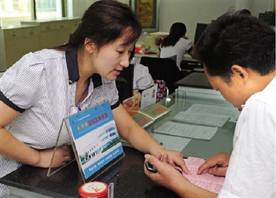 一位男士在金水區(qū)房管局辦事窗口詢問公租房申請手續(xù)如何辦理。