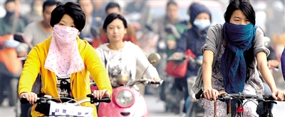 10月8日，鄭州市民遮擋口鼻騎行。 新華社發(fā)