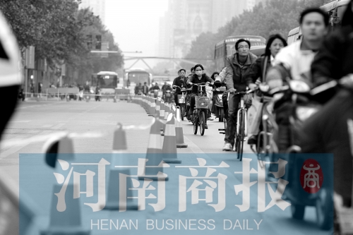 花園路模擬圍擋,行人和車(chē)輛通行緩慢