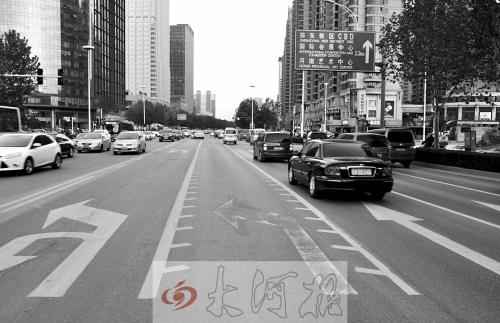 這條畫有多條短斜線的車道就是可變車道，視車流量大小而定，直行車輛多時(shí)它是一個(gè)直行車道，左轉(zhuǎn)車輛多時(shí)它