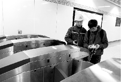 昨天上午，體育中心站，工作人員正在對(duì)進(jìn)出站閘機(jī)進(jìn)行調(diào)試。