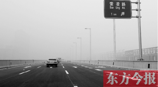 昨天上午，東方今報(bào)記者跟隨鄭州市交巡警部門，提前探路已具備通車條件的鄭州市三環(huán)快速路