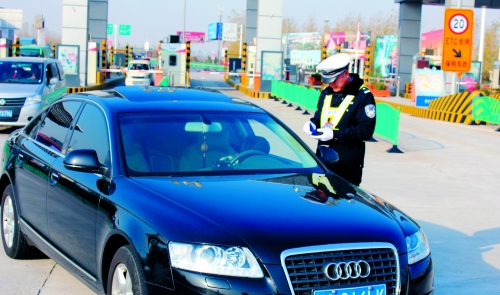 高速交警對(duì)一輛超速車(chē)進(jìn)行現(xiàn)場(chǎng)處罰