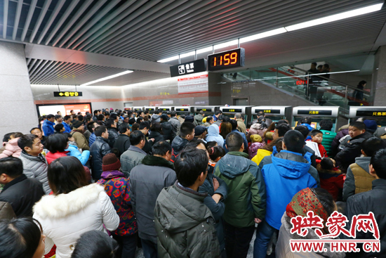 鄭州地鐵1號(hào)線和三環(huán)高架同日通車 市區(qū)擁堵大為緩解