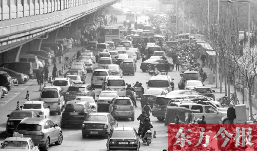 鄭大一附院北門的馬路被非機(jī)動(dòng)車占去一條車道，這里也極易造成交通擁堵