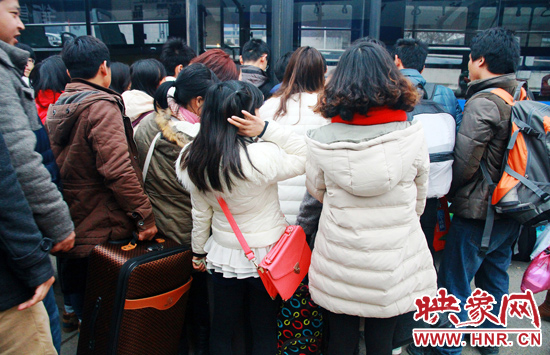 金水路紫荊山公交樞紐站牌處經(jīng)常是人頭攢動(dòng)。