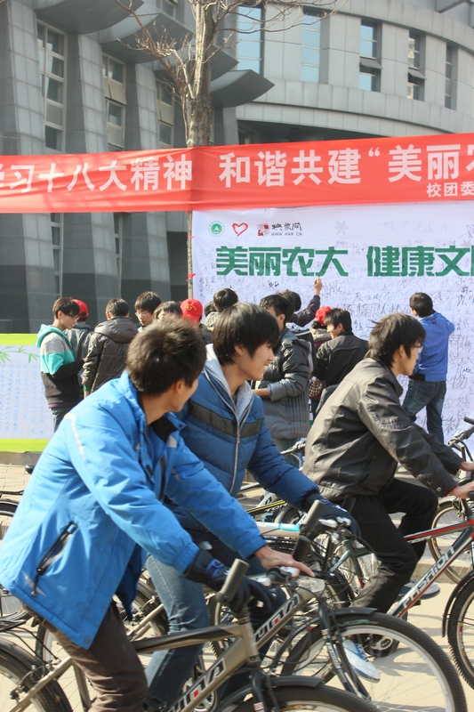 活動(dòng)現(xiàn)場(chǎng)人流涌動(dòng)，過(guò)路人群駐足觀看