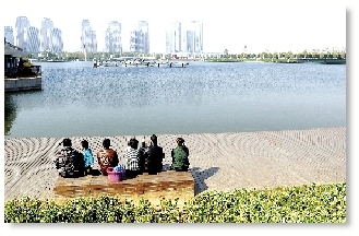 昨天中午，如意湖畔，在這樣的天氣曬太陽是一種享受。 記者 馬健 圖