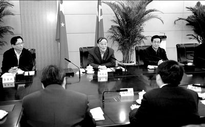 11月30日，中共中央政治局常委、中央紀委書記王岐山在北京主持召開座談會，聽取專家學者對黨風廉政建設和反腐敗工作的意見和建議。新華社發(fā)