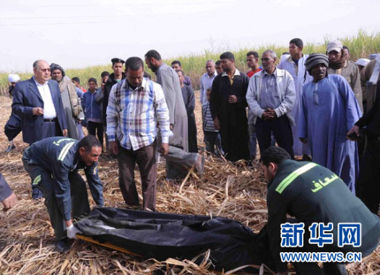 2月26日，在埃及旅游城市盧克索附近，急救人員在熱氣球事故現(xiàn)場搬運遇難者遺體。 新華社發(fā)