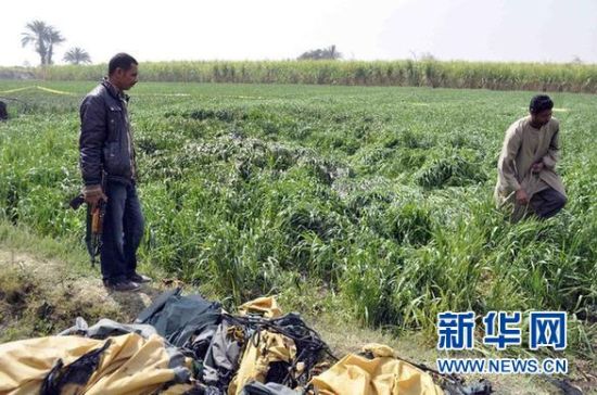 2月26日，在埃及旅游城市盧克索附近，當?shù)匕踩藛T在發(fā)生熱氣球爆炸事故的現(xiàn)場查看。