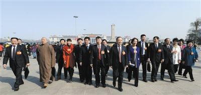 昨日，中國人民政治協(xié)商會議第十二屆全國委員會第一次會議在北京人民大會堂開幕。這是全國政協(xié)委員走向人民大會堂。新華社記者 陳樹根 攝