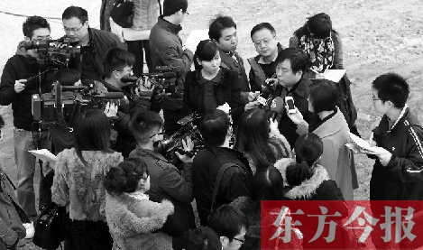 經(jīng)適房“下課”，公租房的申請(qǐng)、租金等備受關(guān)注，圖為鄭州市房管局規(guī)劃和住房保障處處長(zhǎng)馮榮智被媒體記者“