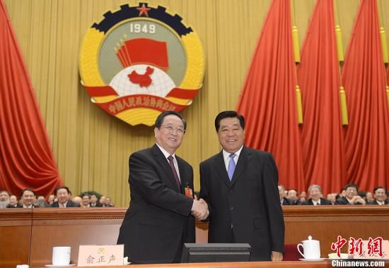 3月11日下午，全國政協(xié)十二屆一次會議在北京人民大會堂舉行第四次全體會議，俞正聲當(dāng)選政協(xié)第十二屆全國委員會主席。圖為政協(xié)第十一屆全國委員會主席賈慶林和俞正聲握手，表示祝賀。中新社發(fā) 廖攀 攝