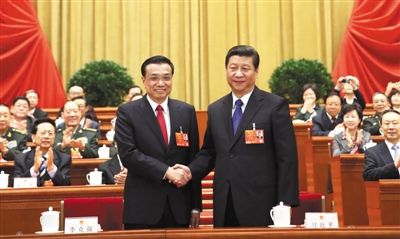 昨日，人大會議投票表決，決定李克強為國務院總理后，習近平和李克強親切握手。 新華社記者 蘭紅光 攝