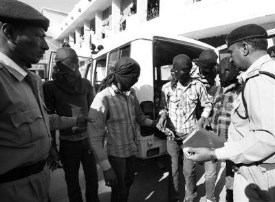 3月18日，印度中央邦，涉嫌輪奸瑞士女游客的男子被押往法庭。據(jù)悉，6名男子均面臨搶劫指控，其中4人面臨強(qiáng)奸指控。