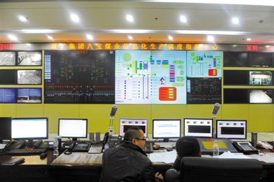 前日，八寶煤業(yè)公司，大家監(jiān)控井內(nèi)狀況。新華社 張楠 攝