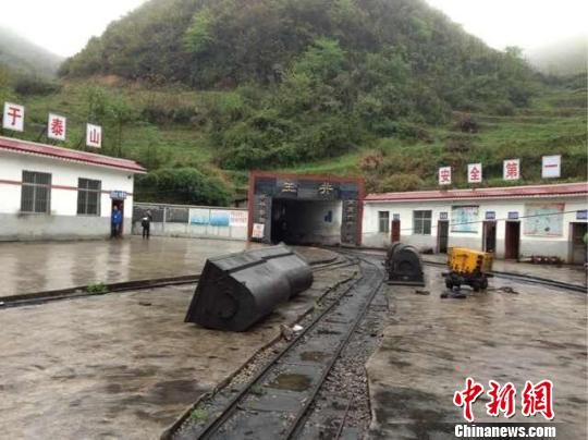 事故發(fā)生于5日晚22時(shí)許，事發(fā)時(shí)共有41人在井下作業(yè)，其中有32人安全升井，9人被困井下。