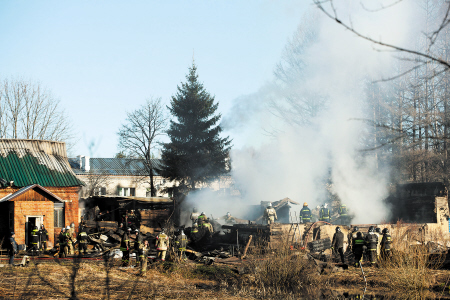 4月26日，俄羅斯救援人員在莫斯科州德米特羅夫區(qū)拉緬斯基村發(fā)生火災(zāi)的精神病院滅火?！　C供圖