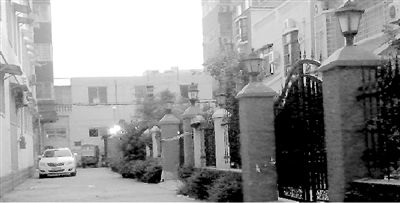 拉警戒線的地方就是高家居住的15號樓。高天峰居住在榮華小區(qū)一棟復式二層樓，三戶人家各有獨院。榮華小區(qū)一名業(yè)主供圖