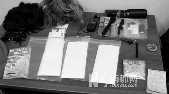 在福格爾身上發(fā)現的技術裝備和易容用具。