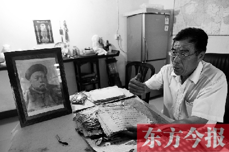 　魏樹(shù)紹手拿《物權(quán)法講義》手稿，在講訴先祖書(shū)寫(xiě)“物權(quán)法”的歷史（相框里就是魏聯(lián)奎）