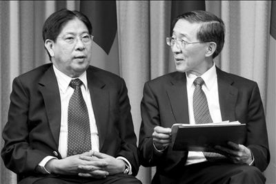 昨天凌晨,菲駐臺(tái)北馬尼拉經(jīng)濟(jì)文化辦事處代表白熙禮(左)與臺(tái)灣外事部門(mén)負(fù)責(zé)人林永樂(lè)在臺(tái)北共同舉行記者會(huì)。圖/CFP