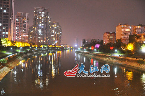 夜幕下的玉帶河，風景很好，但是臭氣熏天。