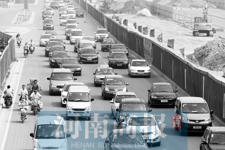 因施工封路，中州大道上的車輛行駛緩慢 王春勝/攝