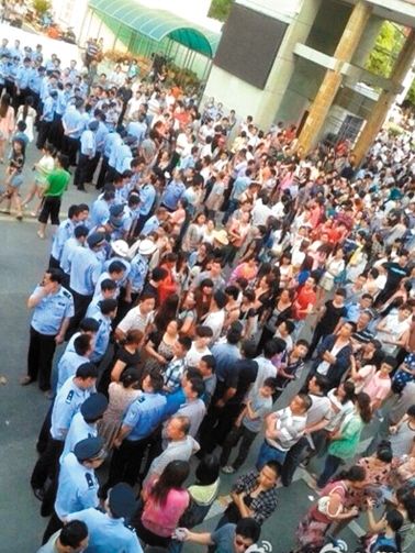 　考生家長(zhǎng)圍堵在考點(diǎn)門口。 網(wǎng)絡(luò)截圖