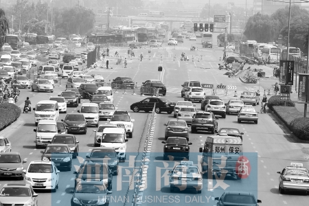 花園路封道施工，通行不暢 王春勝/攝