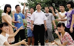 同學(xué)們用手臂連成光環(huán)，把班主任老師圍起來，表達(dá)對他的敬意和謝意。