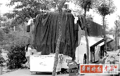 這就是涉嫌占道經(jīng)營(yíng)的無(wú)證“巴士餐廳”